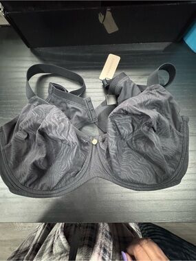 Supportive Black Underwire Bra with Subtle Wave Pattern